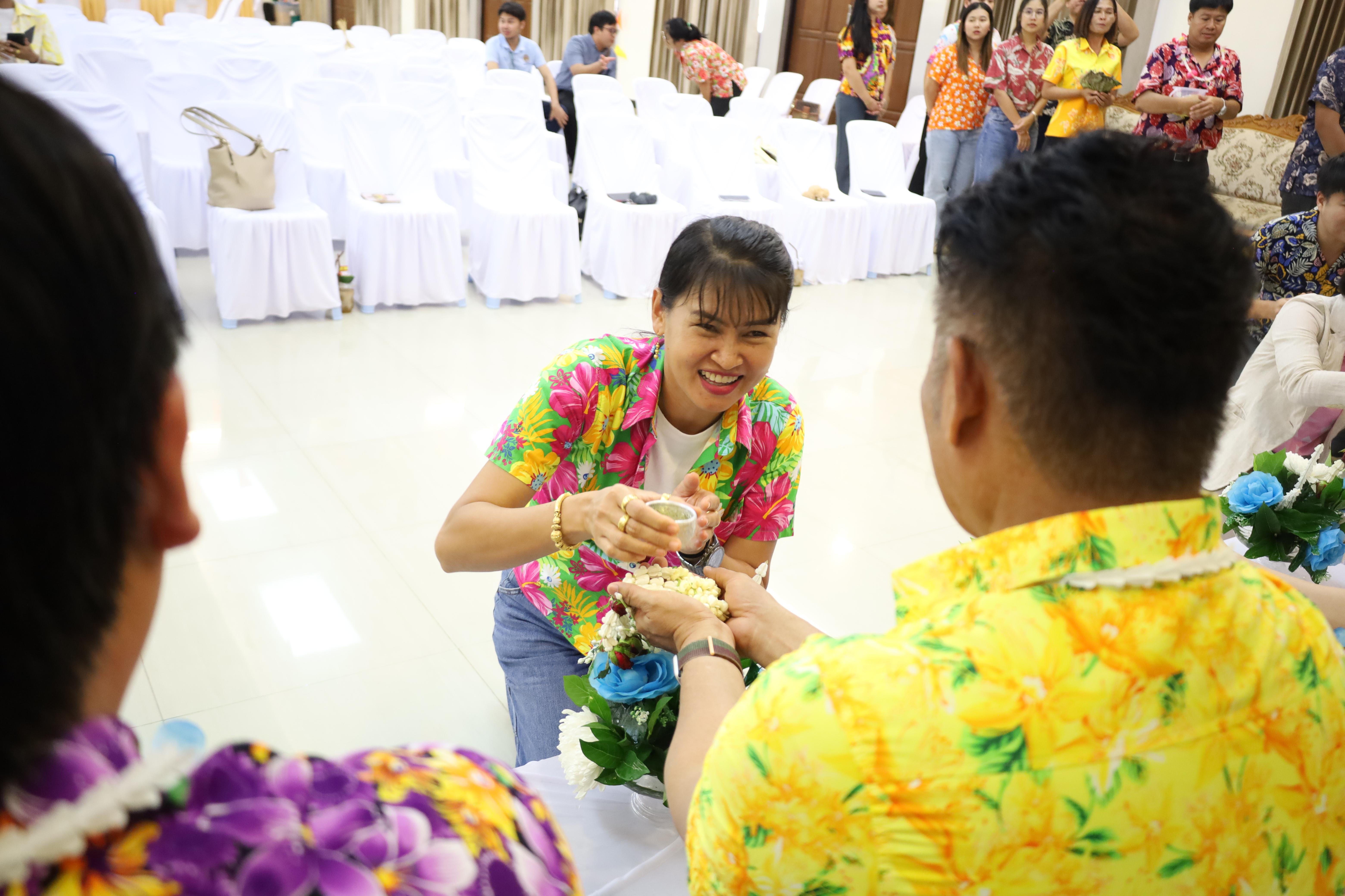 127. วันที่ 26 เมษายน 2568 สาขาการบริหารการศึกษา ได้จัดกิจกรรมรดน้ำดำหัวคณาจารย์ระดับบัณฑิตศึกษา ประจำสาขาการบริหารการศึกษา ณ ห้องประชุมครุร่มสัก 1 ชั้น 3 อาคารคณะครุศาสตร์